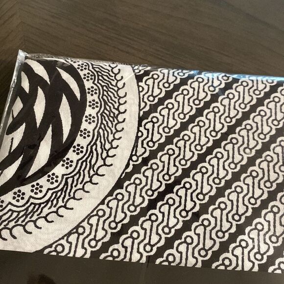 Love Iguehi Black and White Print Head Wrap - Picture 3 of 6